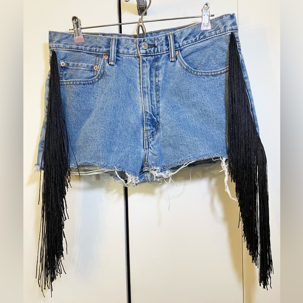 Levi's 550 Fringe Denim Shorts - Picture 3 of 4